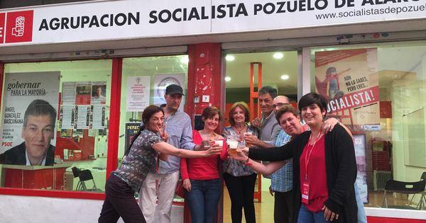 Foto: La agrupación de Pozuelo de Alarcón celebra la victoria de Pedro Sánchez. (EC)
