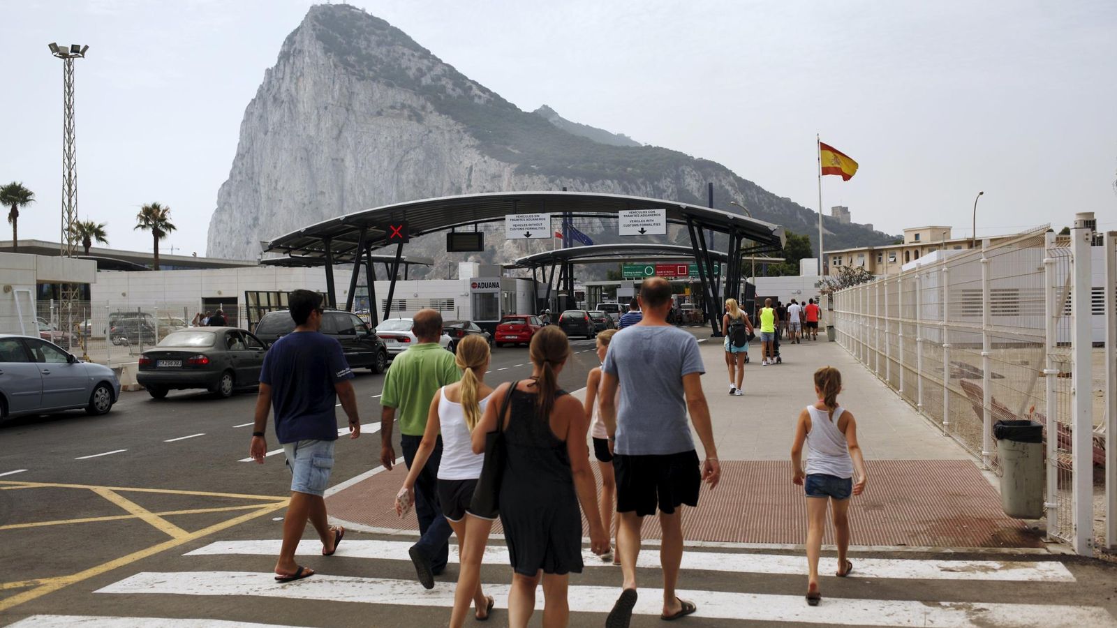 Foto: Turistas acceden a Gibraltar. (Reuters)
