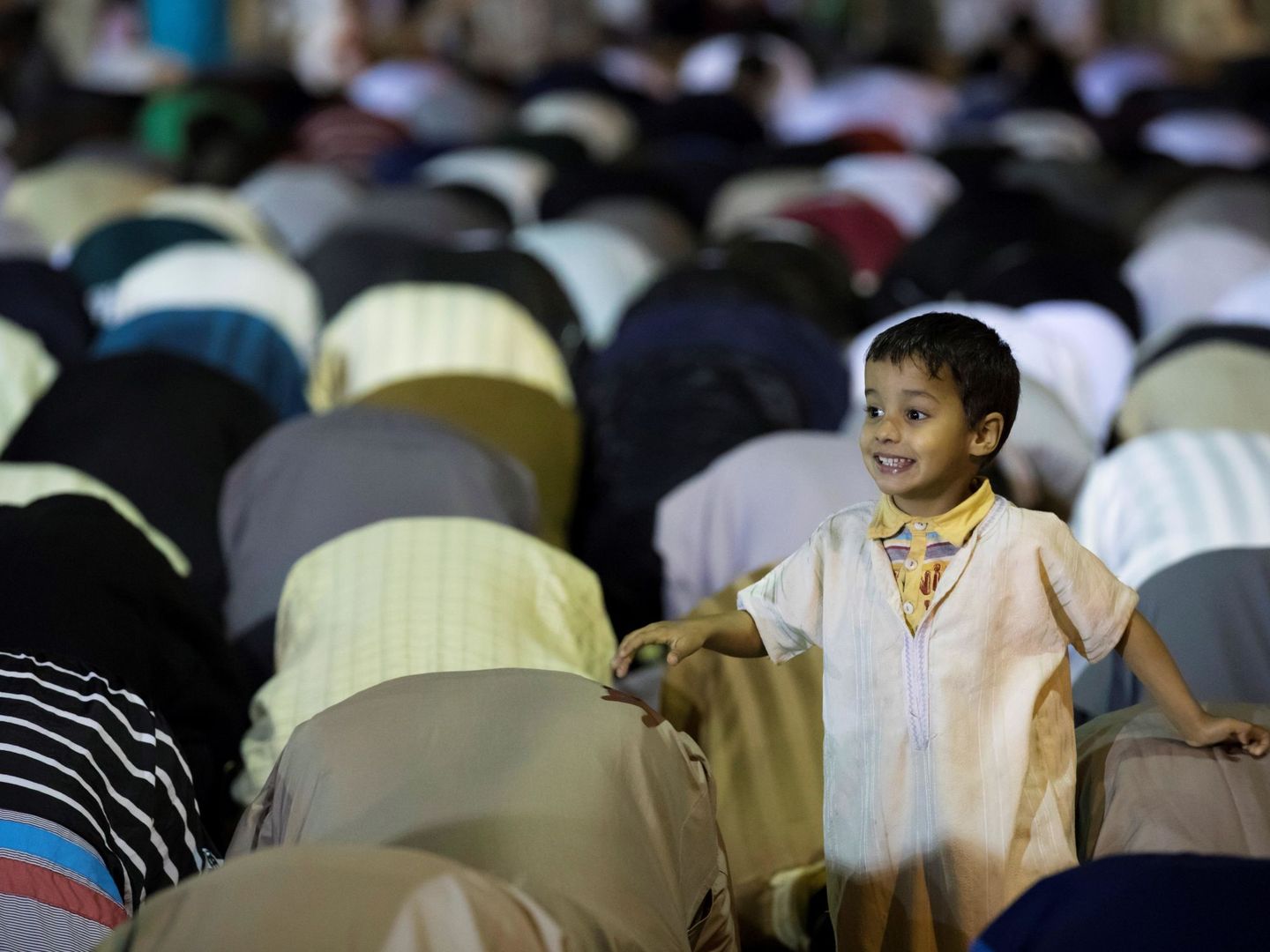 Un niño durante unas oraciones nocturnas llamadas Traweeh en la 27ª noche del mes sagrado del ramadán en una mezquita a las afueras de Rabat (EFE)
