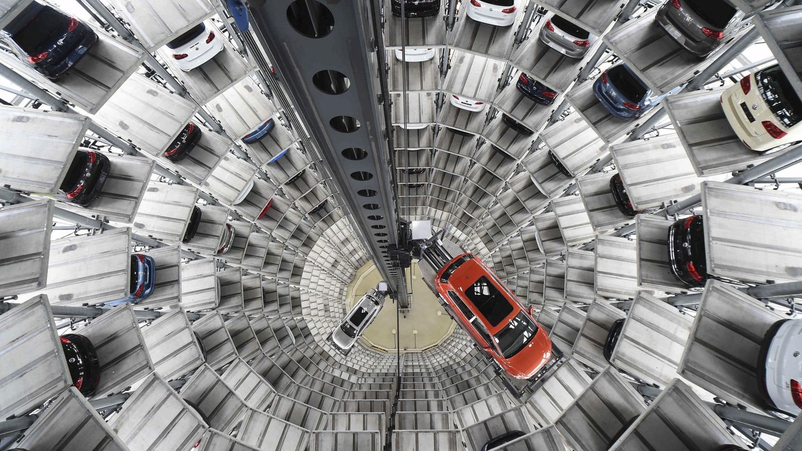 Foto: Torre de entrega de los modelos Golf VII y Passat en la planta alemana de Volkswagen en Wolfsburg. (Reuters)