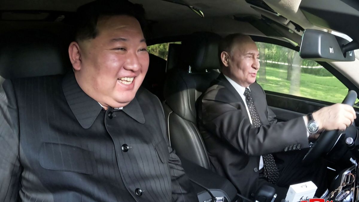 No es el meme de Spiderman: el surrealista momento de Putin y Kim Jong-un para ver quien subía primero al coche