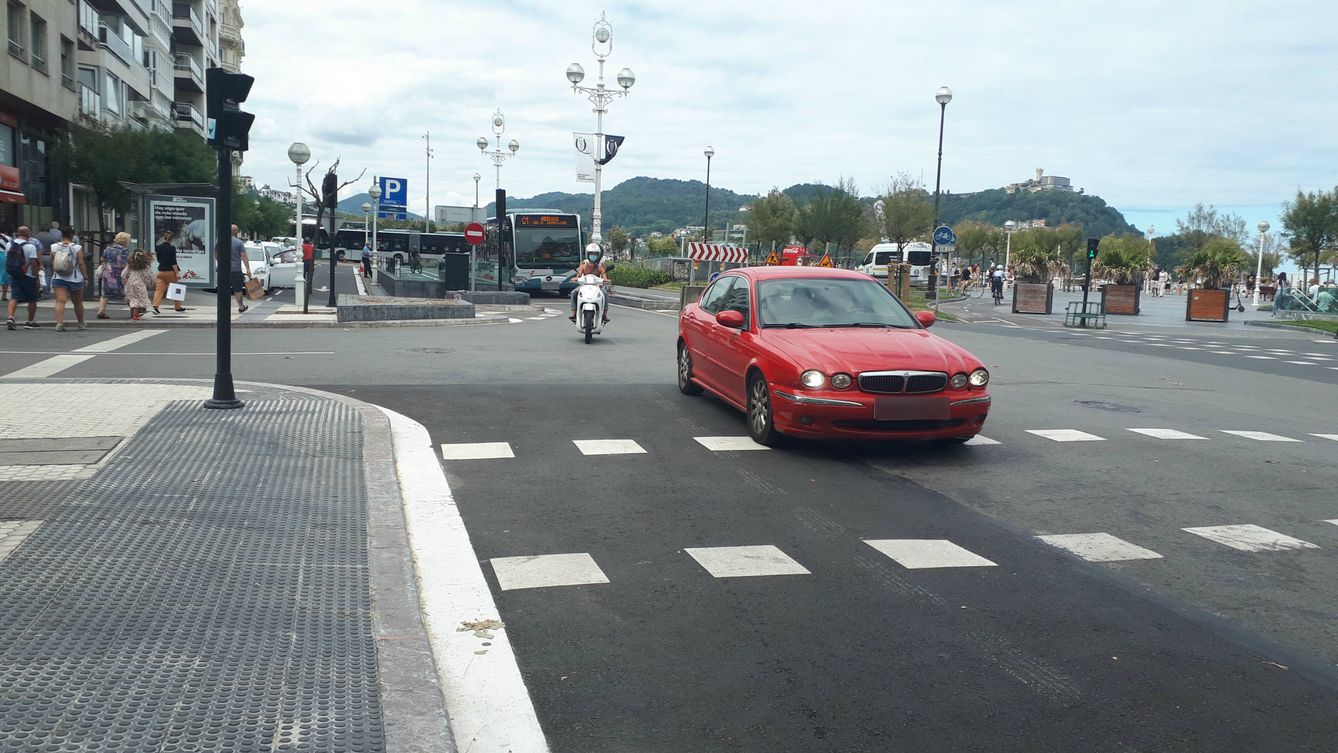 Un coche sigue por la avenida de la Libertad haciendo caso omiso a la obligatoriedad de girar a la derecha. (J. M. A.)