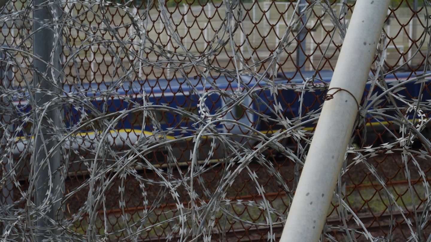 The anti-migrant fence in Calais, France. (PorCausa)