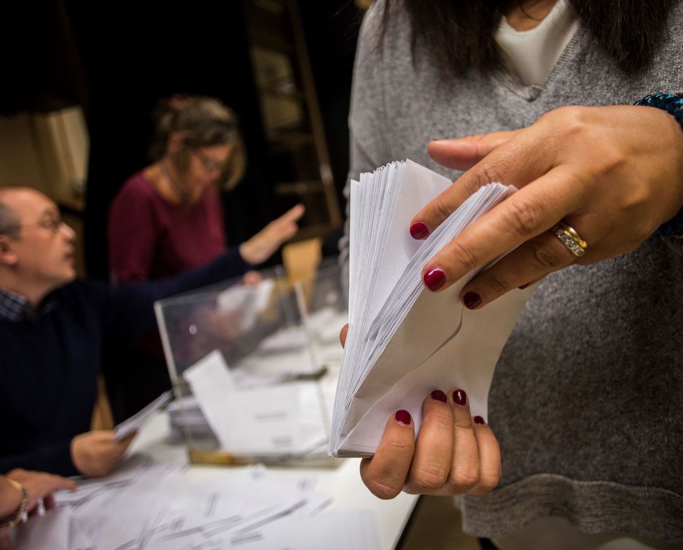 Los miembros de una mesa electoral participan en el recuento de votos.