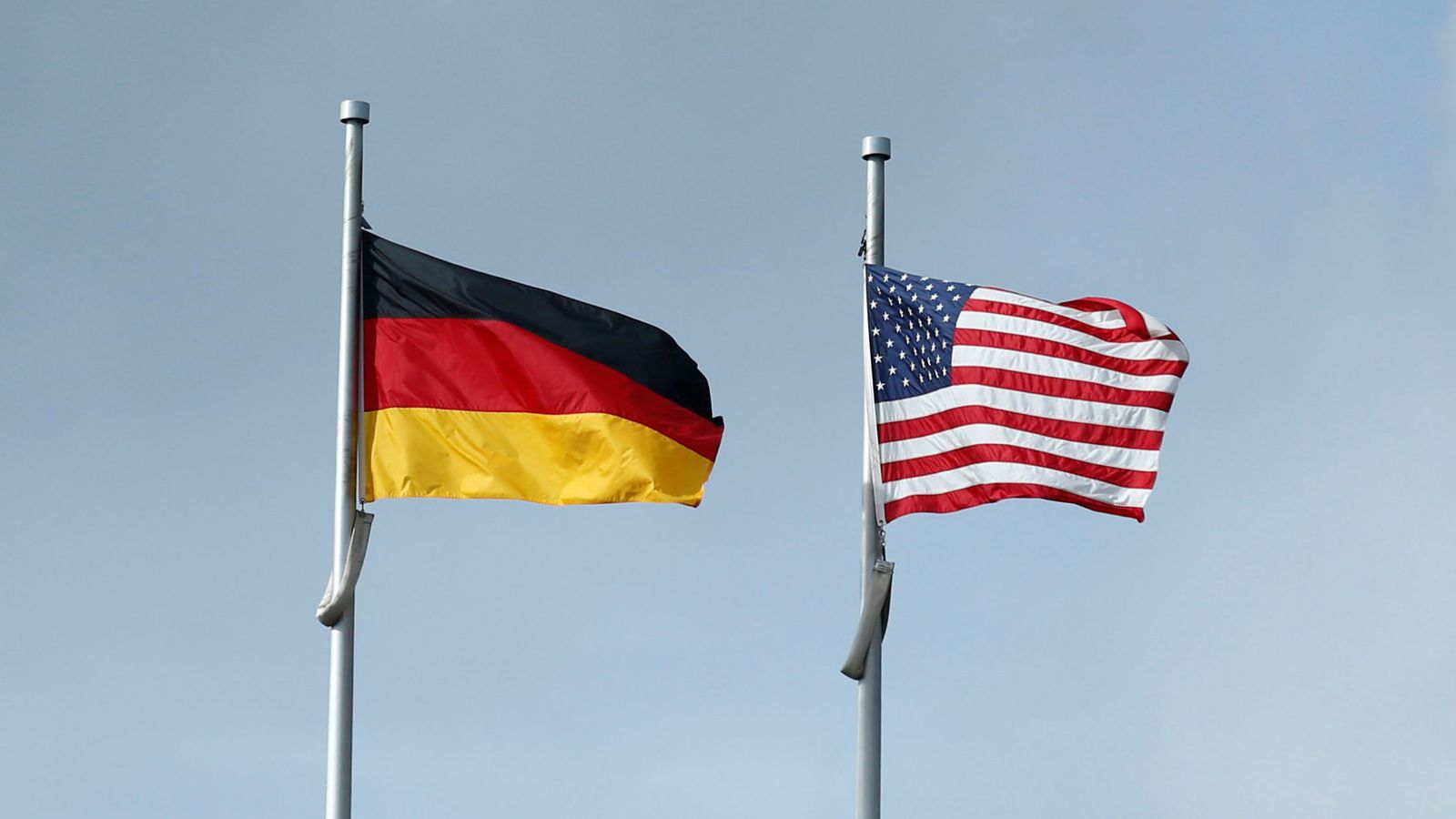 Foto: La bandera de Alemania (izquierda) y EEUU (derecha). (Reuters)