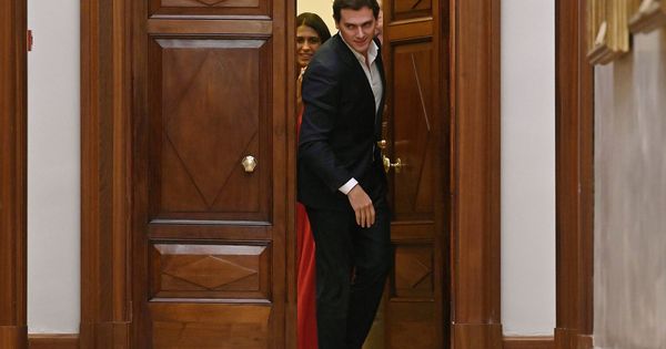Foto: Albert Rivera, a la salida de su reunión con Pablo Casado, este 16 de septiembre. (EFE)