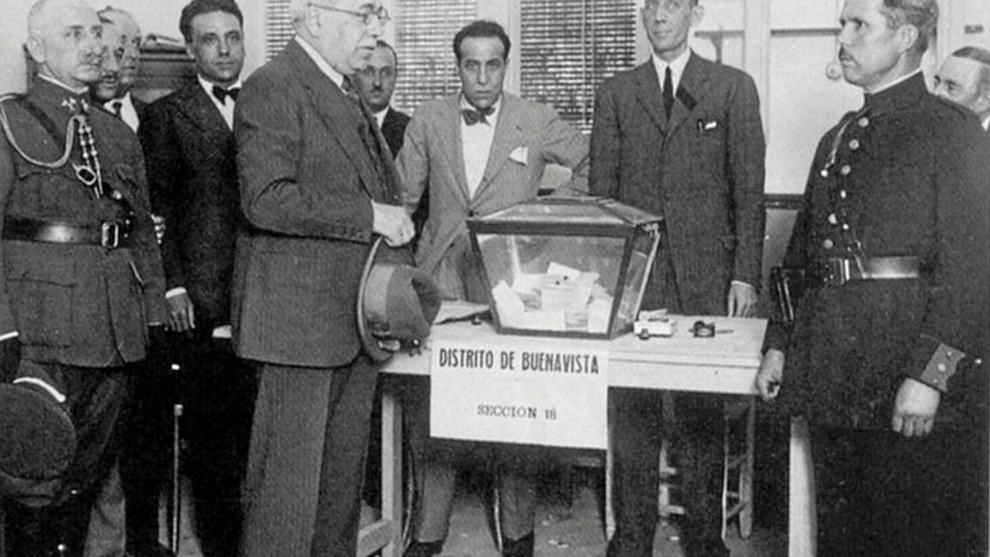 Azaña votando en 1936. 