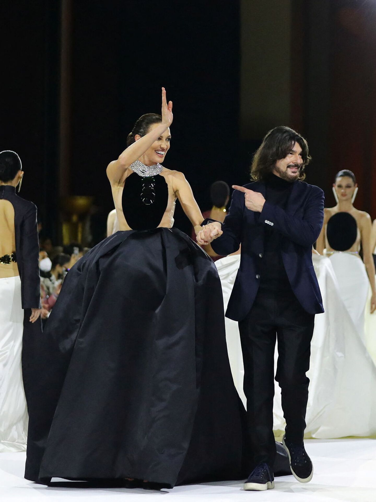 Nieves Álvarez y Stéphane Rolland en el desfile de alta costura de 2022. (Reuters)