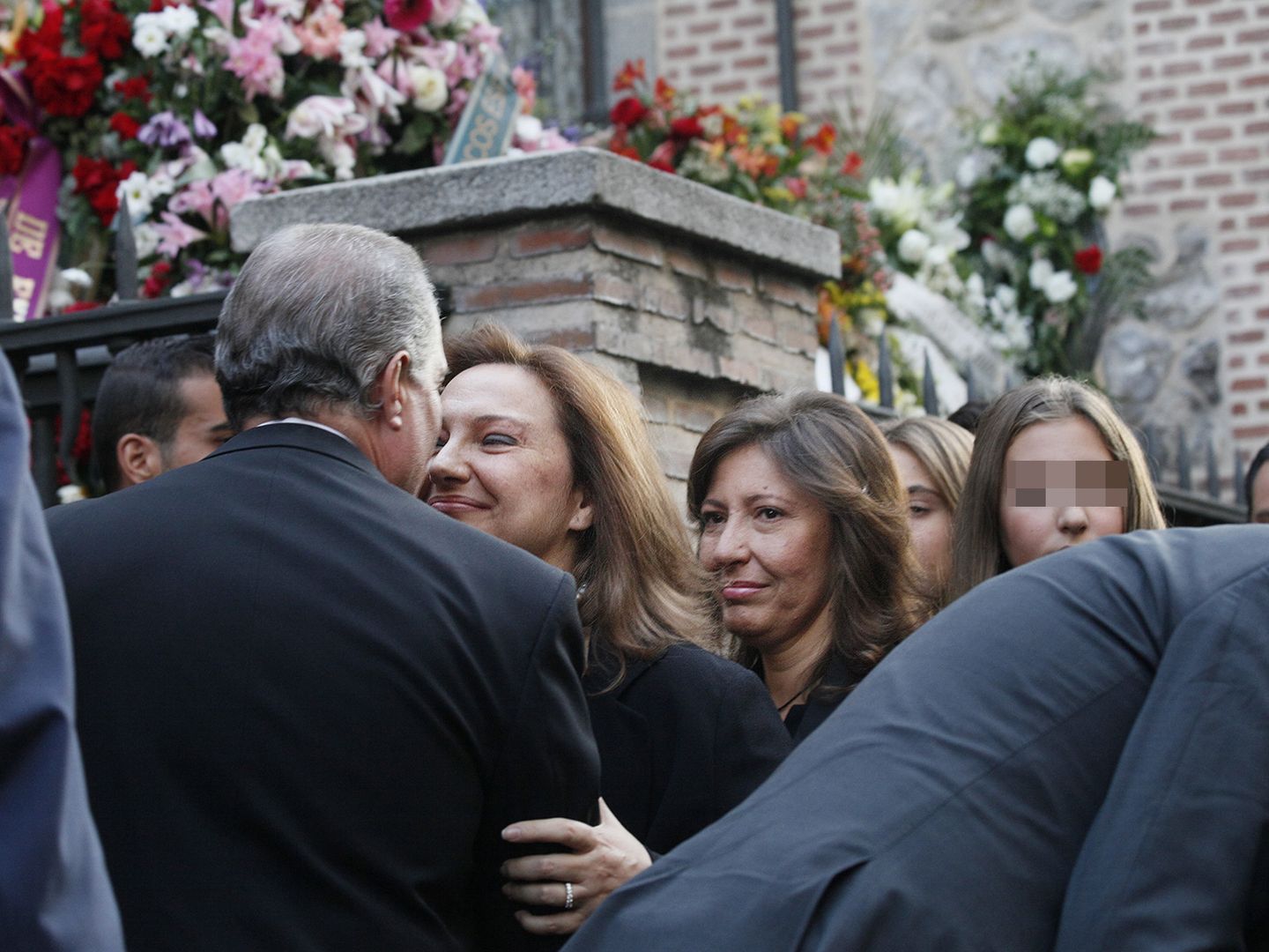 Cristina y Marta, hijas de Isidoro Álvarez, durante el funeral de su padre. (E. Villarino)