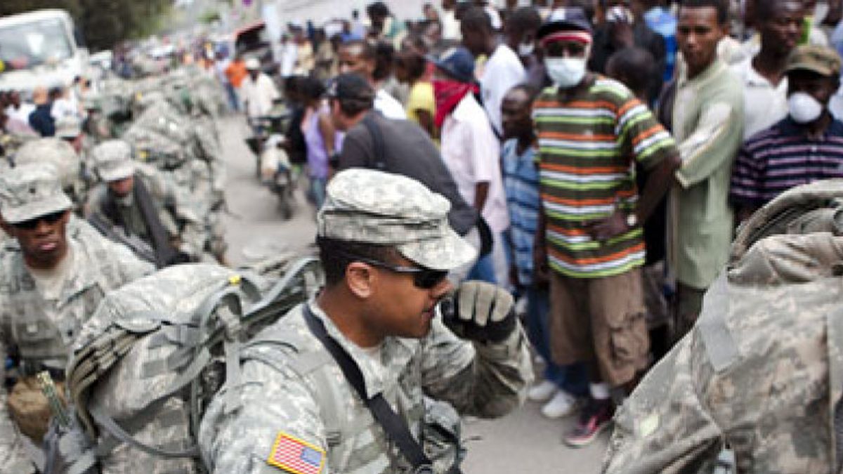 Los haitianos reciben a las tropas de EEUU con la esperanza de que la ayuda sea distribuida