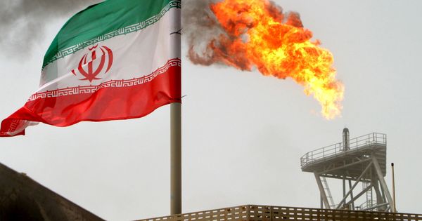 Foto: Imagen de archivo de la bandera de Irán ante un campo petrolífero. (Reuters)