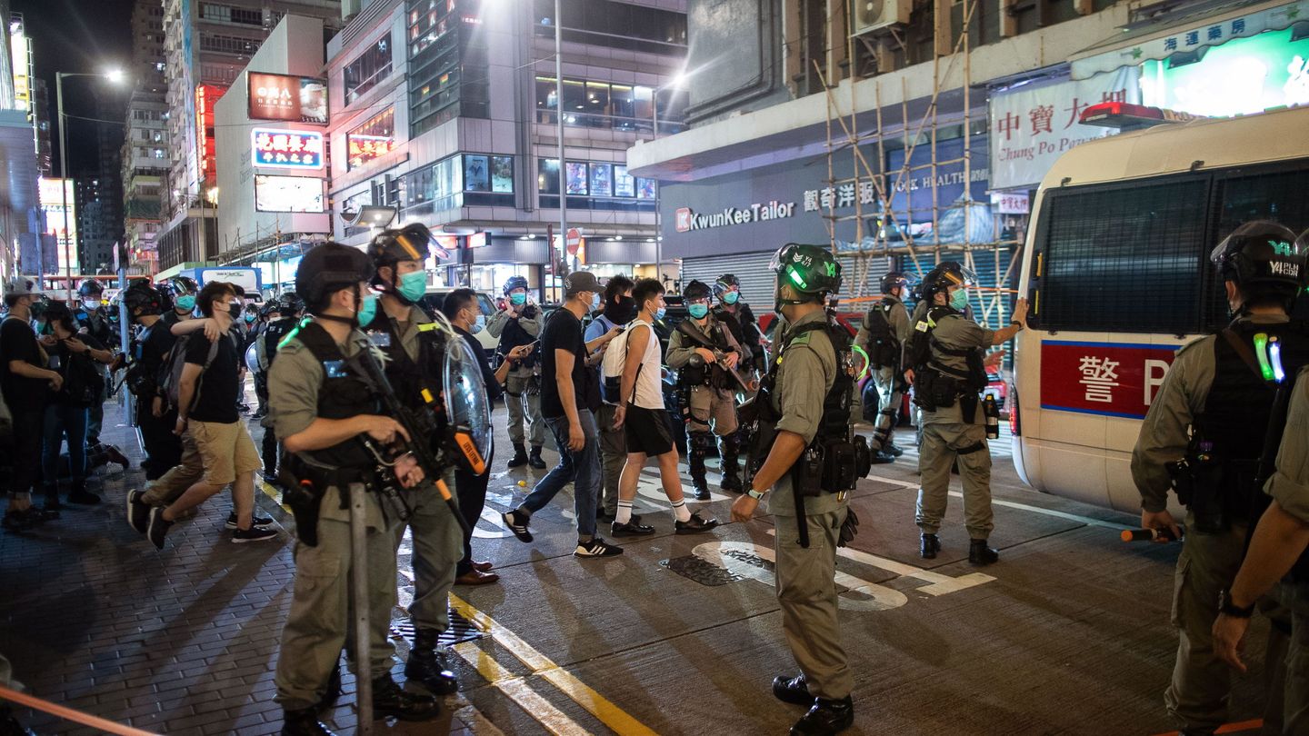 Policías en las calles de Hong Kong, el pasado día 12. (Reuters)