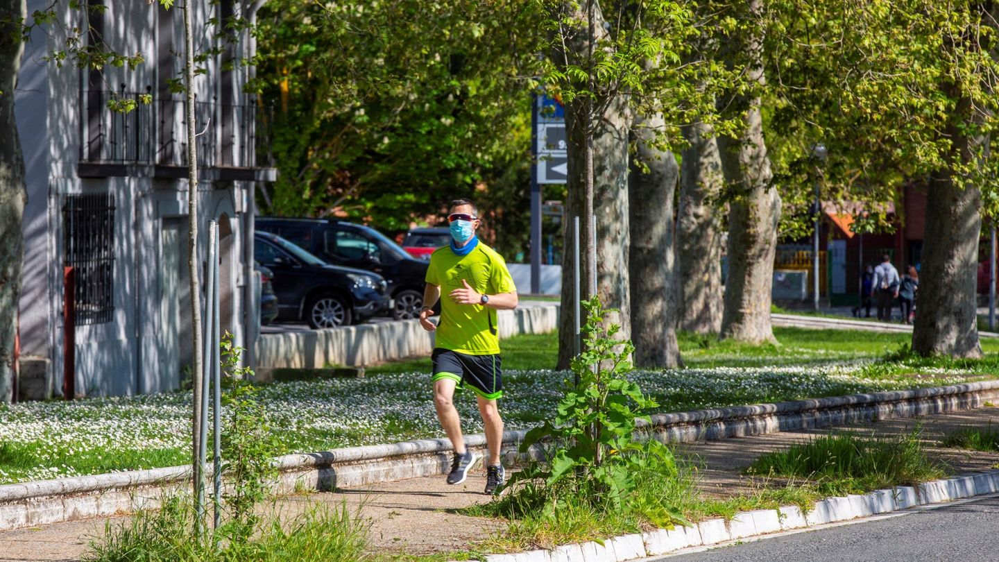 Un hombre corre por las calles de Madrid.  (EFE)