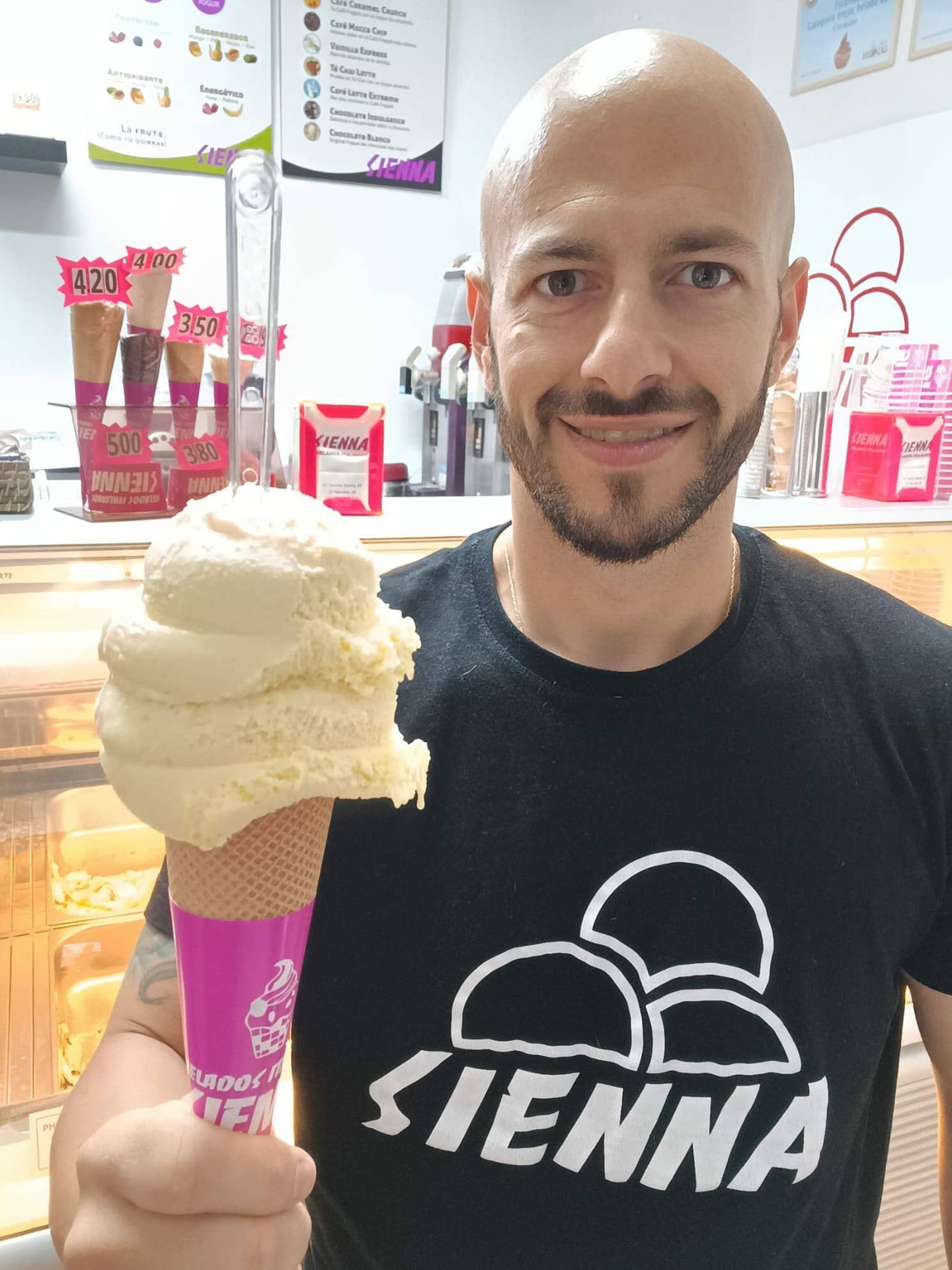 Antes solo se comía como postre y en verano, ahora los helados en Madrid son cosa de todo el año. Diego Lanese posa con uno. (Cedida)