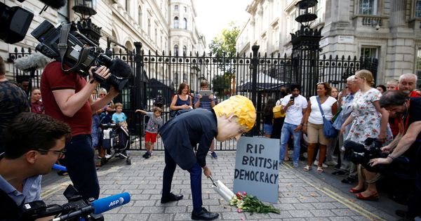 Foto: Un hombre disfrazado de Boris Johnson protesta en Downing Street este miércoles. (Reuters)