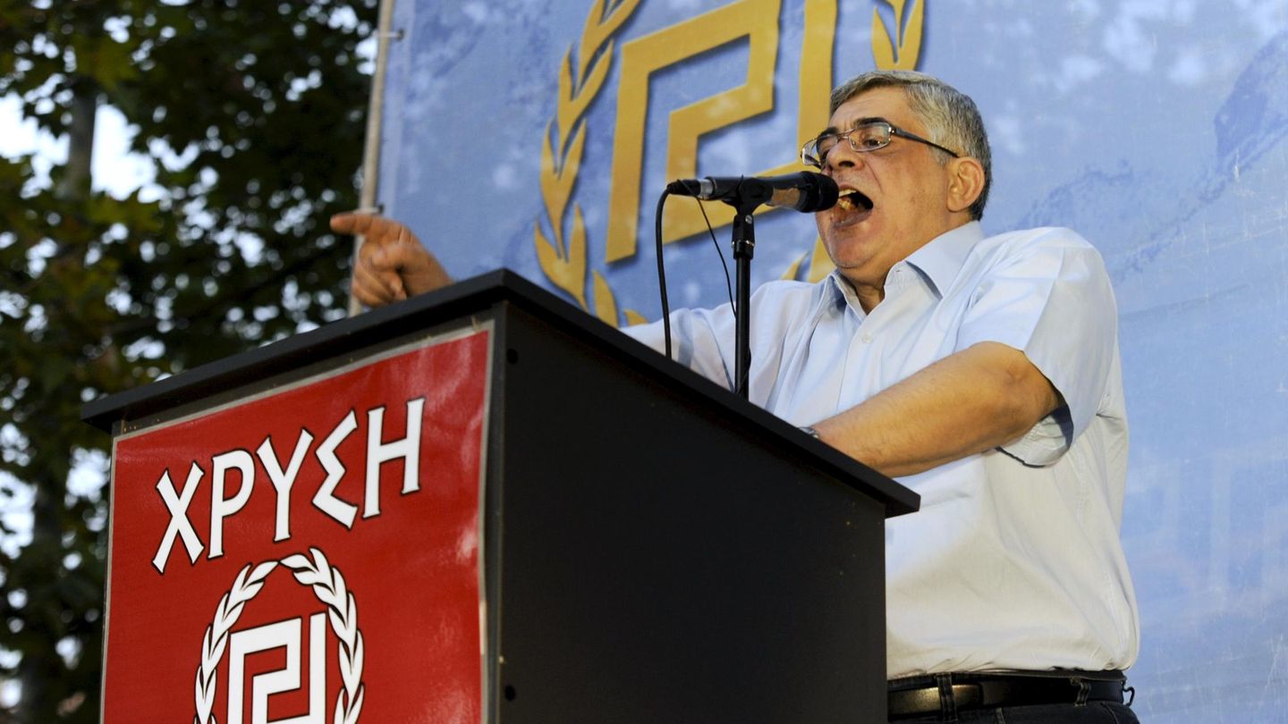 El líder de Amanecer Dorado Nikolaos Mihaloliakos durante un discurso en Atenas, días antes de su detención, en septiembre de 2015. (Reuters) 