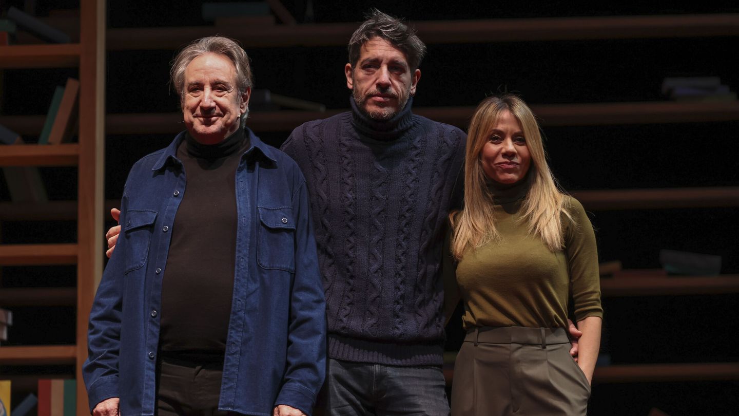El director Ignasi Vidal y los actores Juanjo Puigcorbé y María Adamuz, durante la presentación de la obra. (EFE/Kiko Huesca)