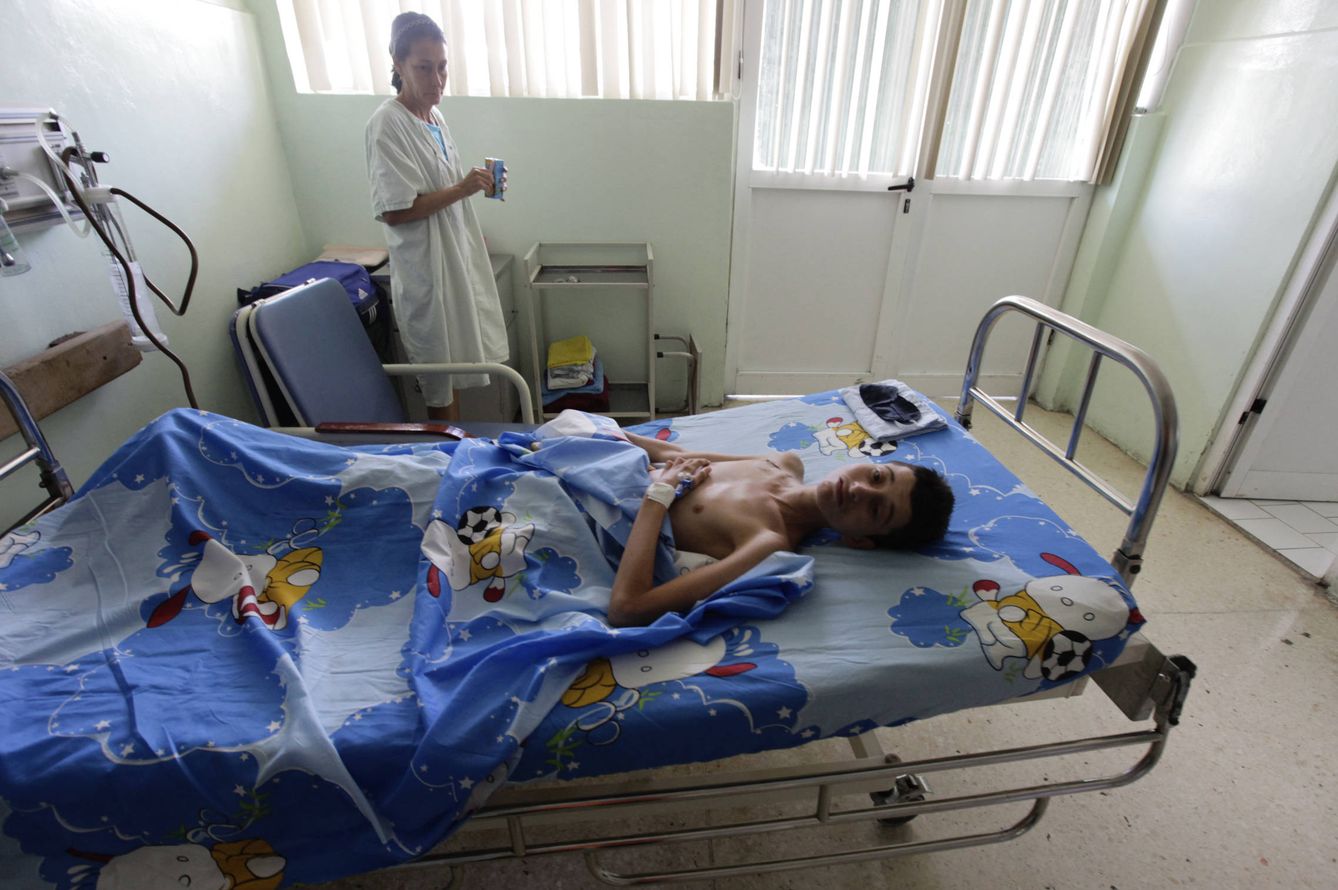 Un joven reposa en una camilla tras ser operado en el Centro Cardiaco Infantil William Soler, en La Habana, en octubre de 2013. (Reuters)