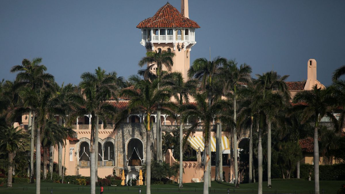El FBI registra la mansión de Donald Trump de Mar-a-Lago en busca de documentos oficiales