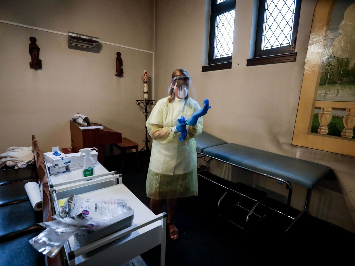 Foto: Una sanitaria se prepara para recibir pacientes de covid. (EFE)