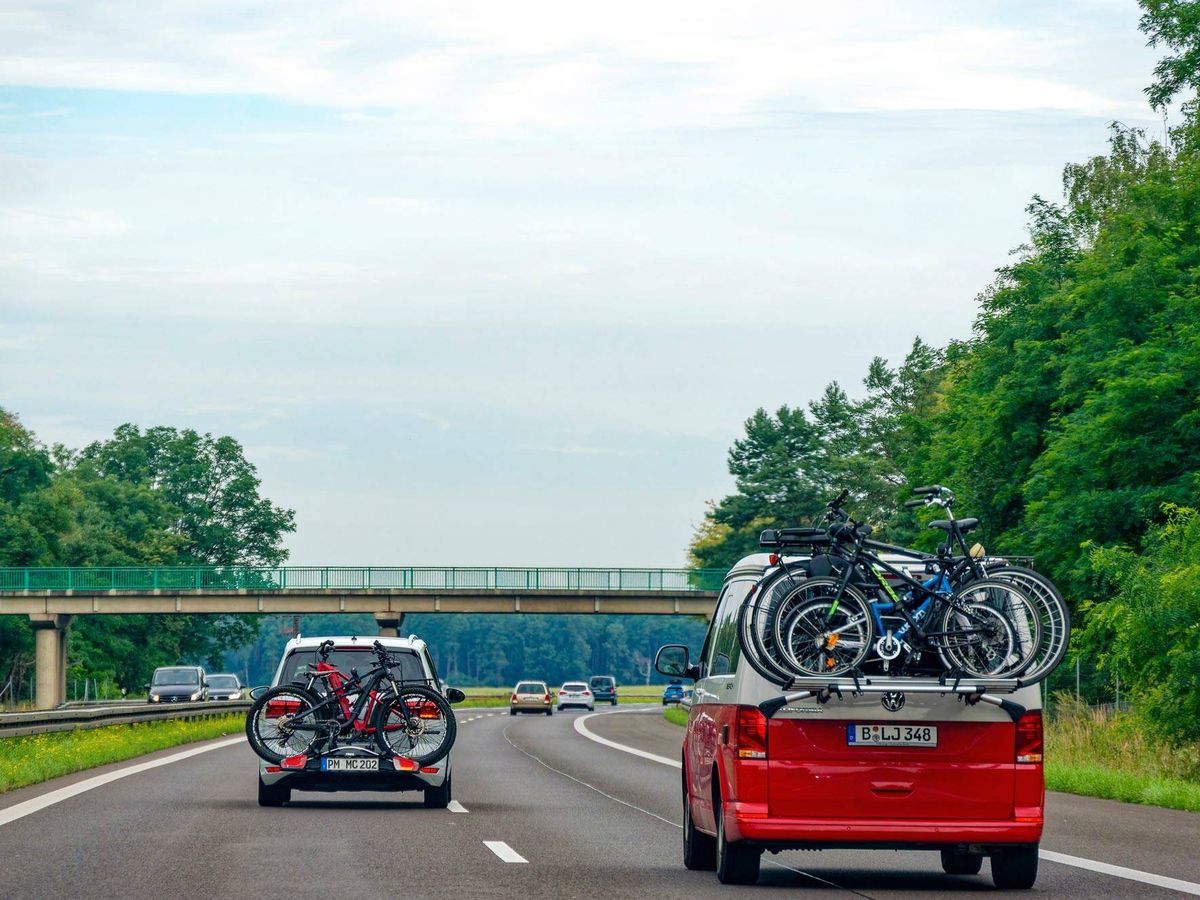 Foto: Los portabicicletas que necesitas para transportar tus bicis en el coche (iStock)