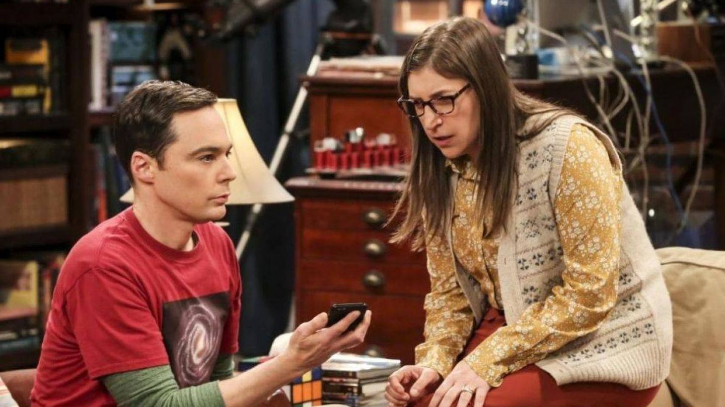 Sheldon y Amy esperan la llamada desde Suecia. (CBS)