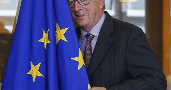 Foto: El presidente de la Comisión Europea (CE), Jean-Claude Juncker, posa con la bandera de la Unión Europea en Bruselas. (EFE)