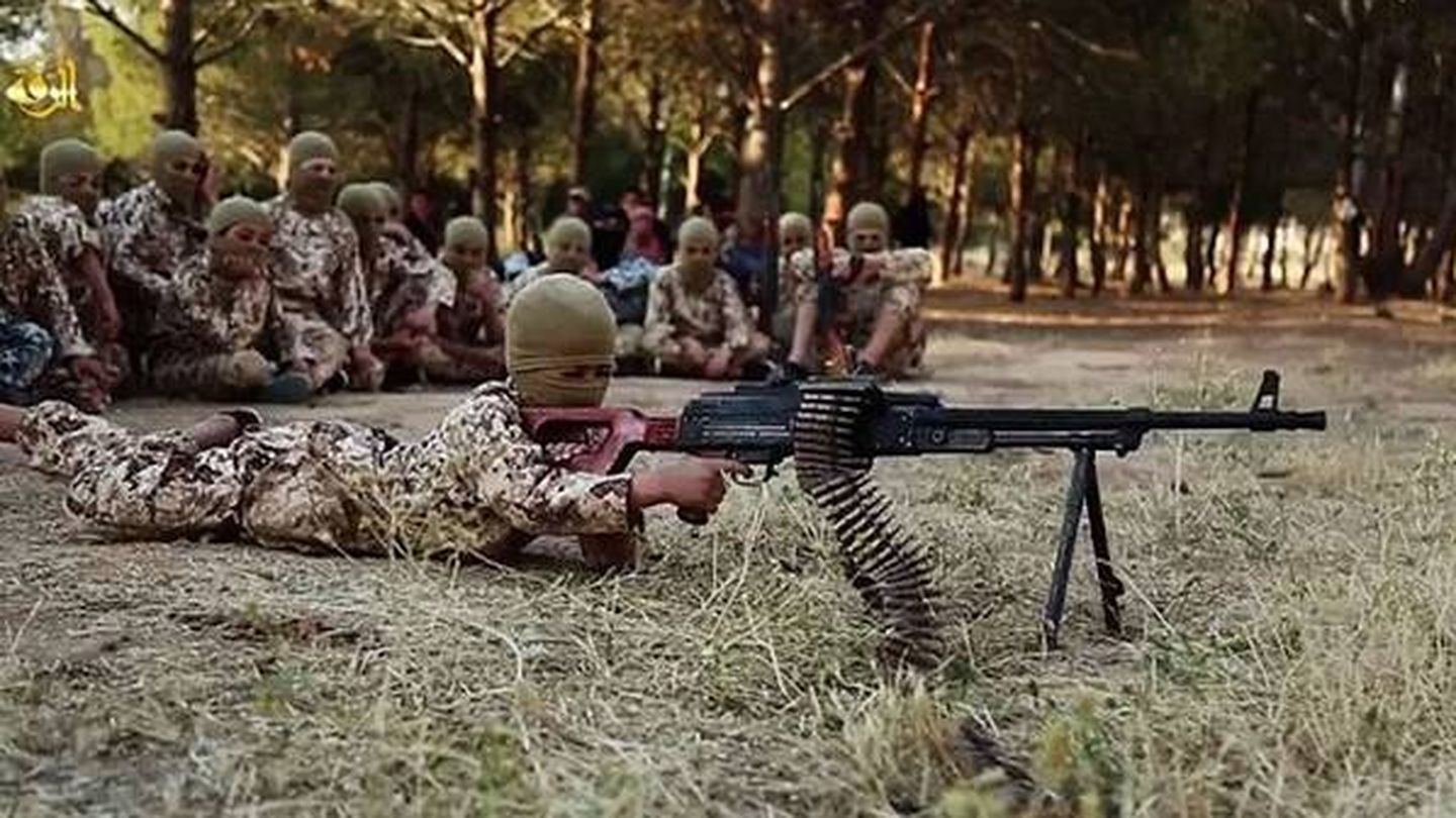 Adolescentes de Daesh durante un entrenamiento, en un vídeo propagandístico del grupo. 