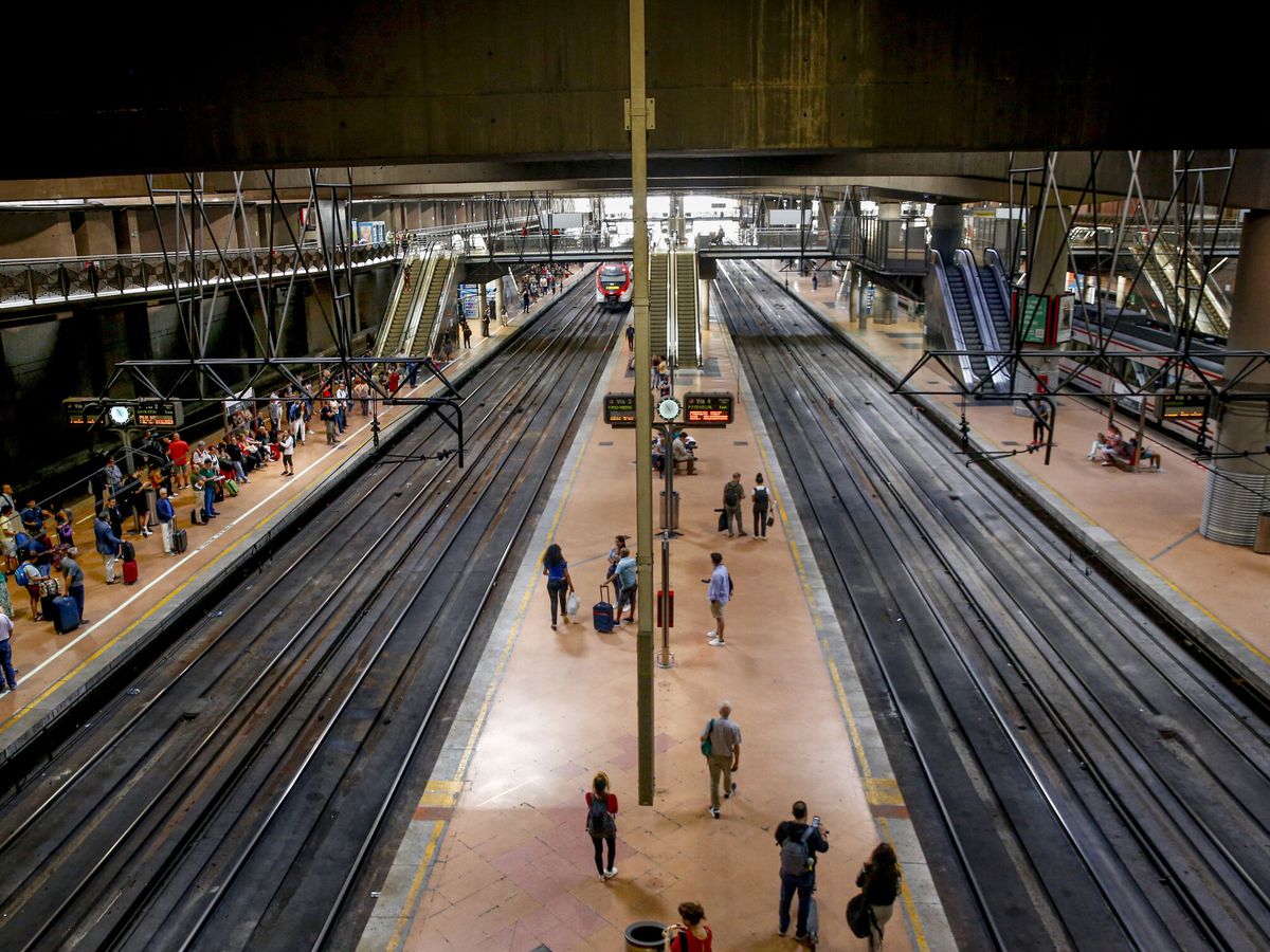 Foto: Varias personas esperan para subirse a uno de los trenes de Cercanías en la estación de Atocha en Madrid. (EFE/Gema García)