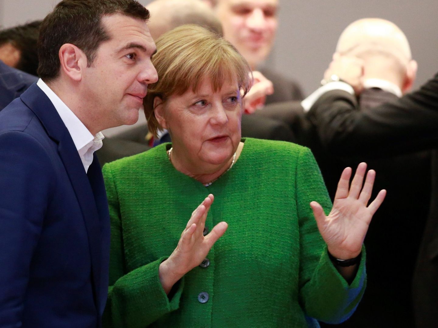 Tsipras conversa con Merkel, a quien durante la crisis veía como su gran rival en la UE. (EFE)