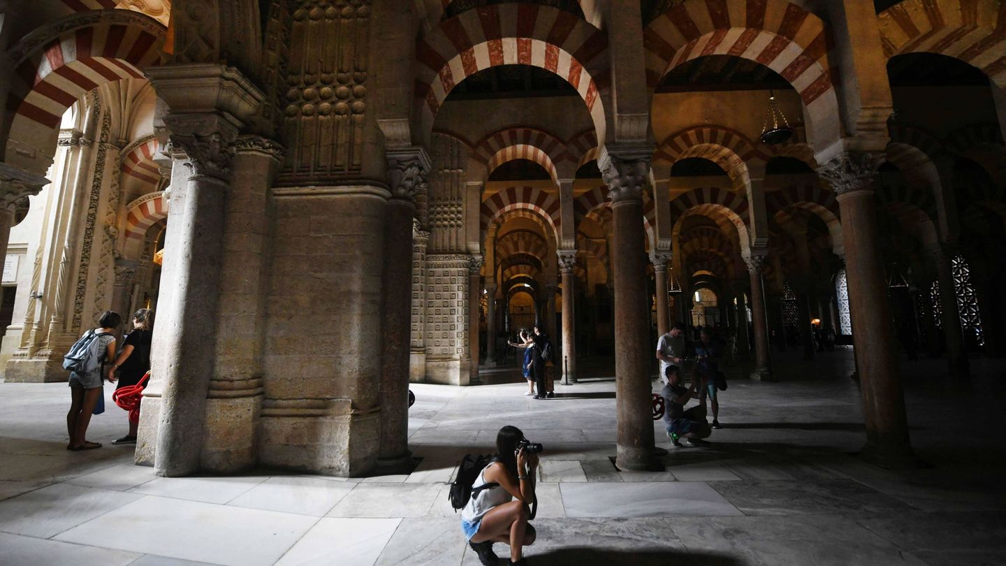 Unos turistas hacen fotografías en el interior de la Mezquita-Catedral de Córdoba. (EFE)