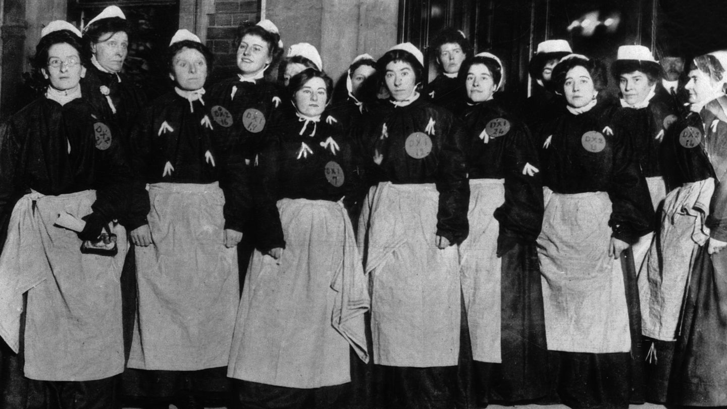 Tras la I Guerra Mundial y la II Guerra Mundial, donde tomaron la economía y los negocios, las mujeres pidieron no volver a estar encerradas en la esfera privada. (Corbis/Bettmann)