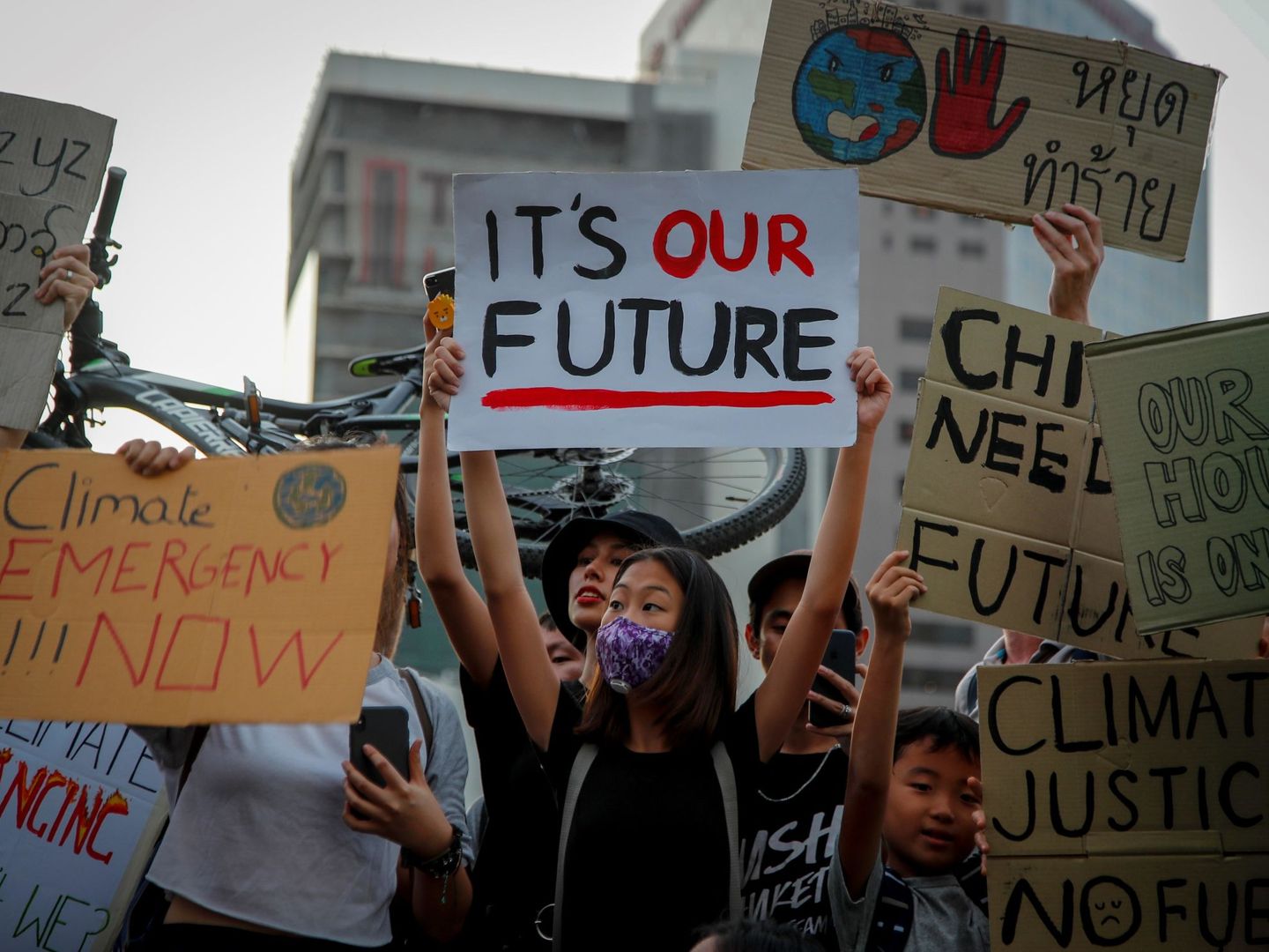Foto de archivo de unos jóvenes manifestándose por el clima. (EFE)