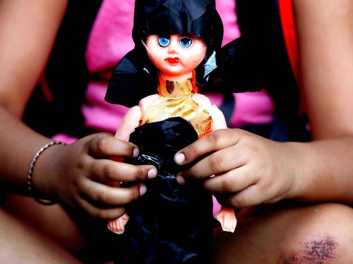 Foto: Niña sostiene una muñeca. (Reuters)