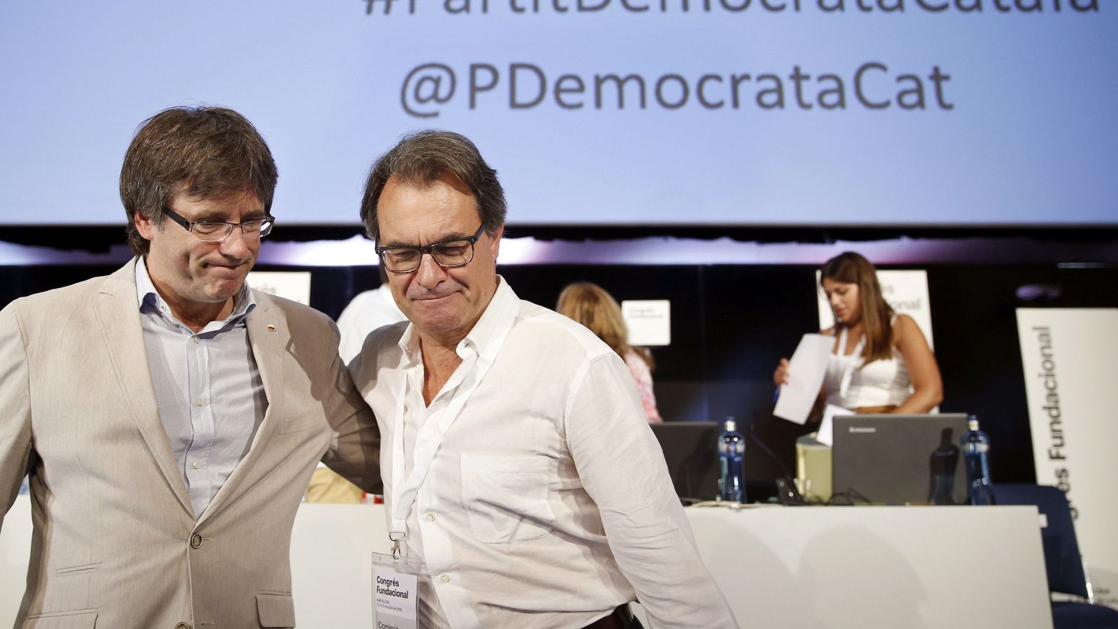 Foto: Artur Mas y el presidente de la Generalitat, Carles Puigdemont (i), al término del congreso fundacional de la nueva Convergència. (EFE)
