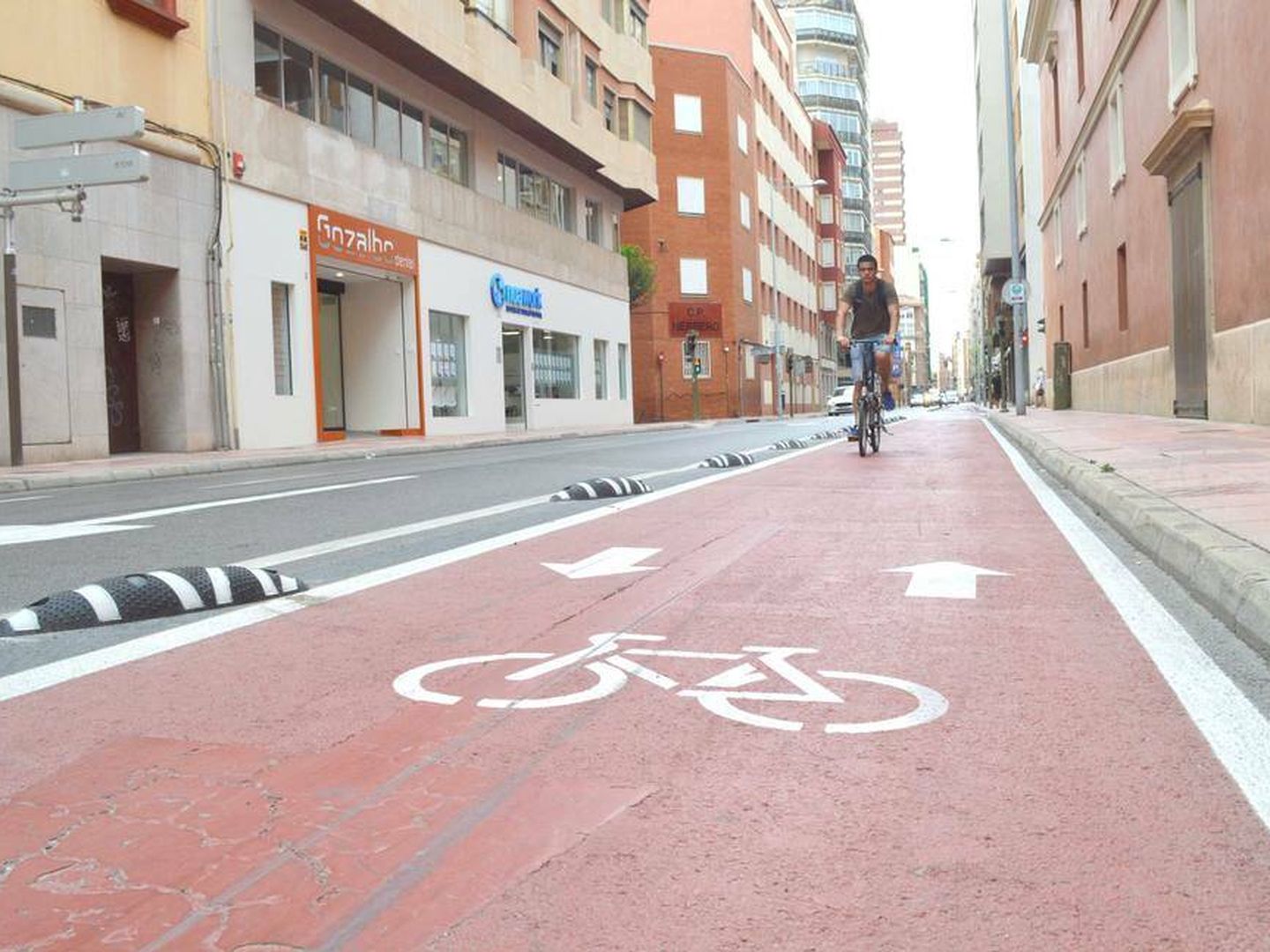 Un ciclista en la ciudad de Castellón. (Cedida)