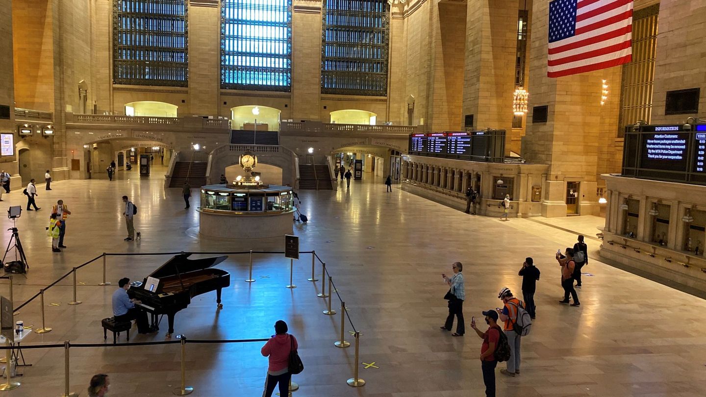 Un músico toca el piano este martes en la estación Grand Central de Nueva York (EEUU). (EFE)