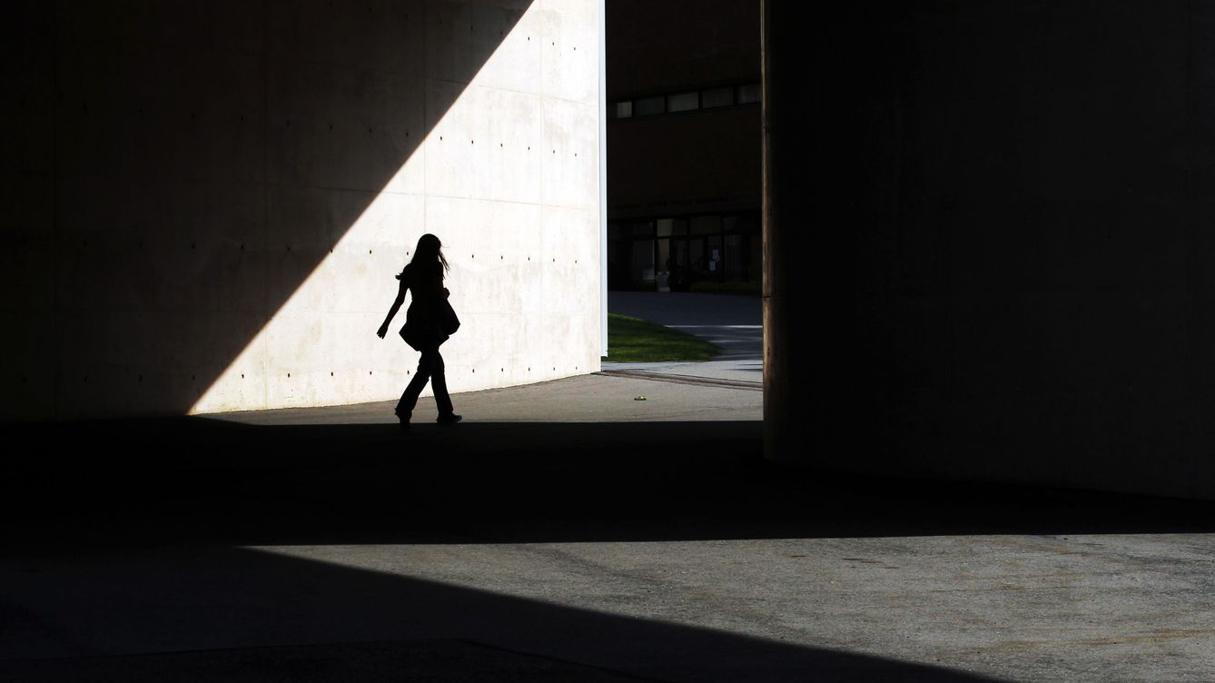 Foto: Una estudiante camina junto a la Escuela de Ingeniería y Ciencias Aplicadas de la Universidad de Harvard. (Reuters/Brian Snyder)