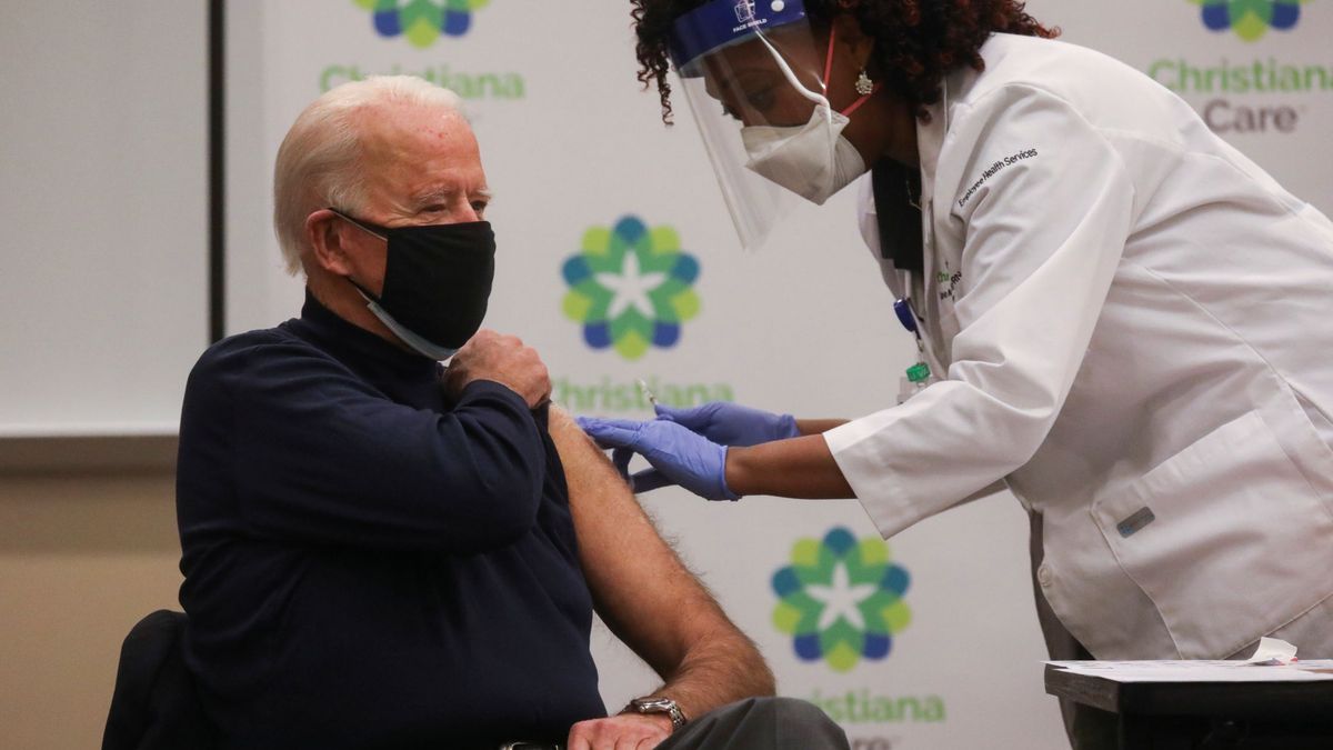 Biden recibe la vacuna del covid en público y pide no preocuparse