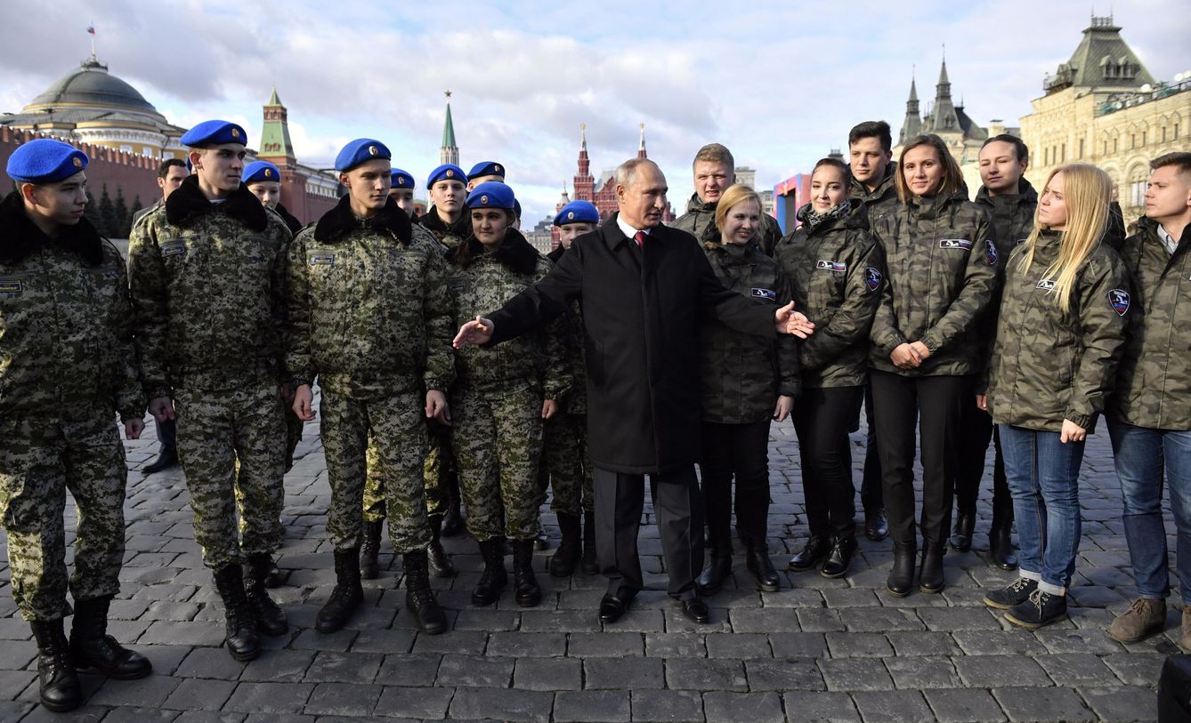 El presidente Vladimir Putin (C) junto a un grupo de cadetes en la Plaza Roja de Moscú, en el Día de la Unidad Nacional, el 4 de noviembre de 2018. (Reuters)