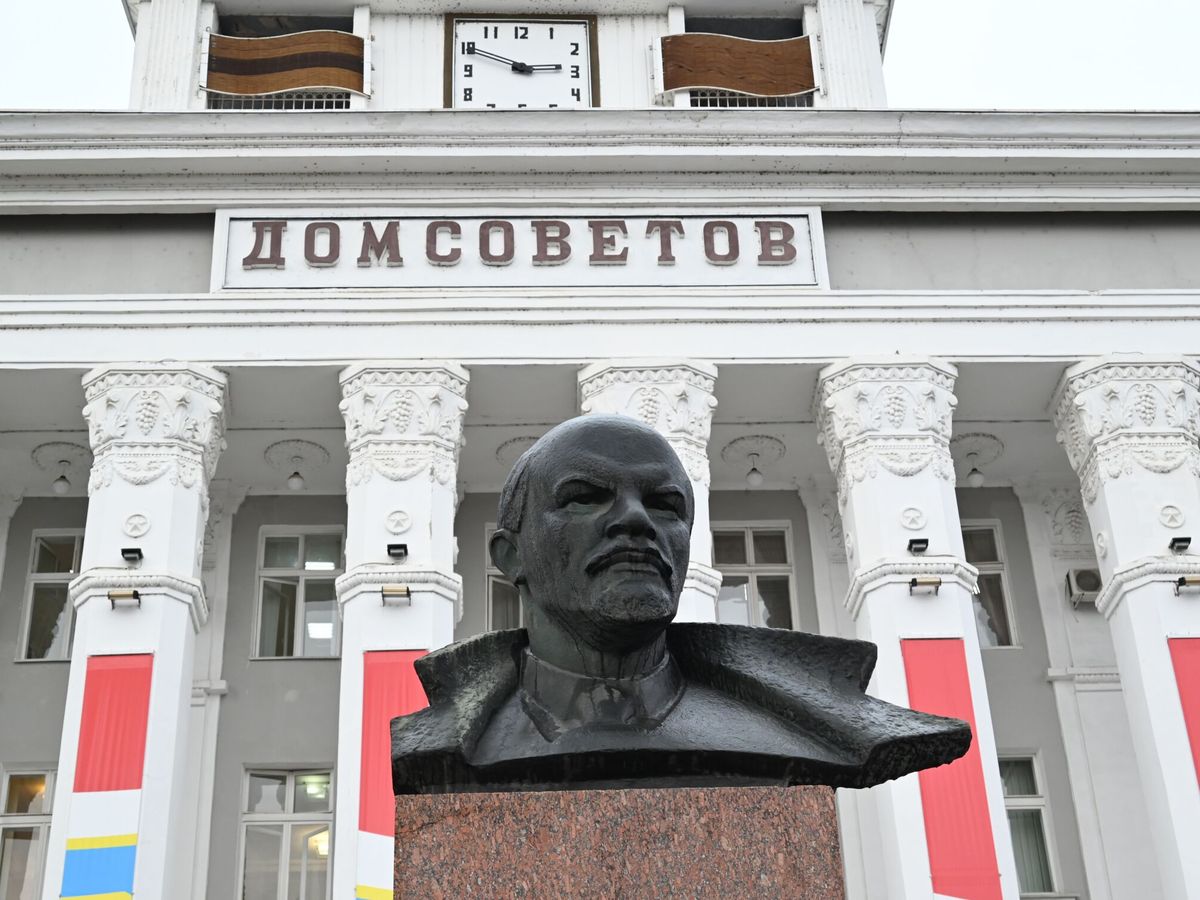 Foto: Busto de Lenin frente al Dom Sovétov (Casa de los Soviet) en Tiráspol. (EFE/Ignacio Ortega)