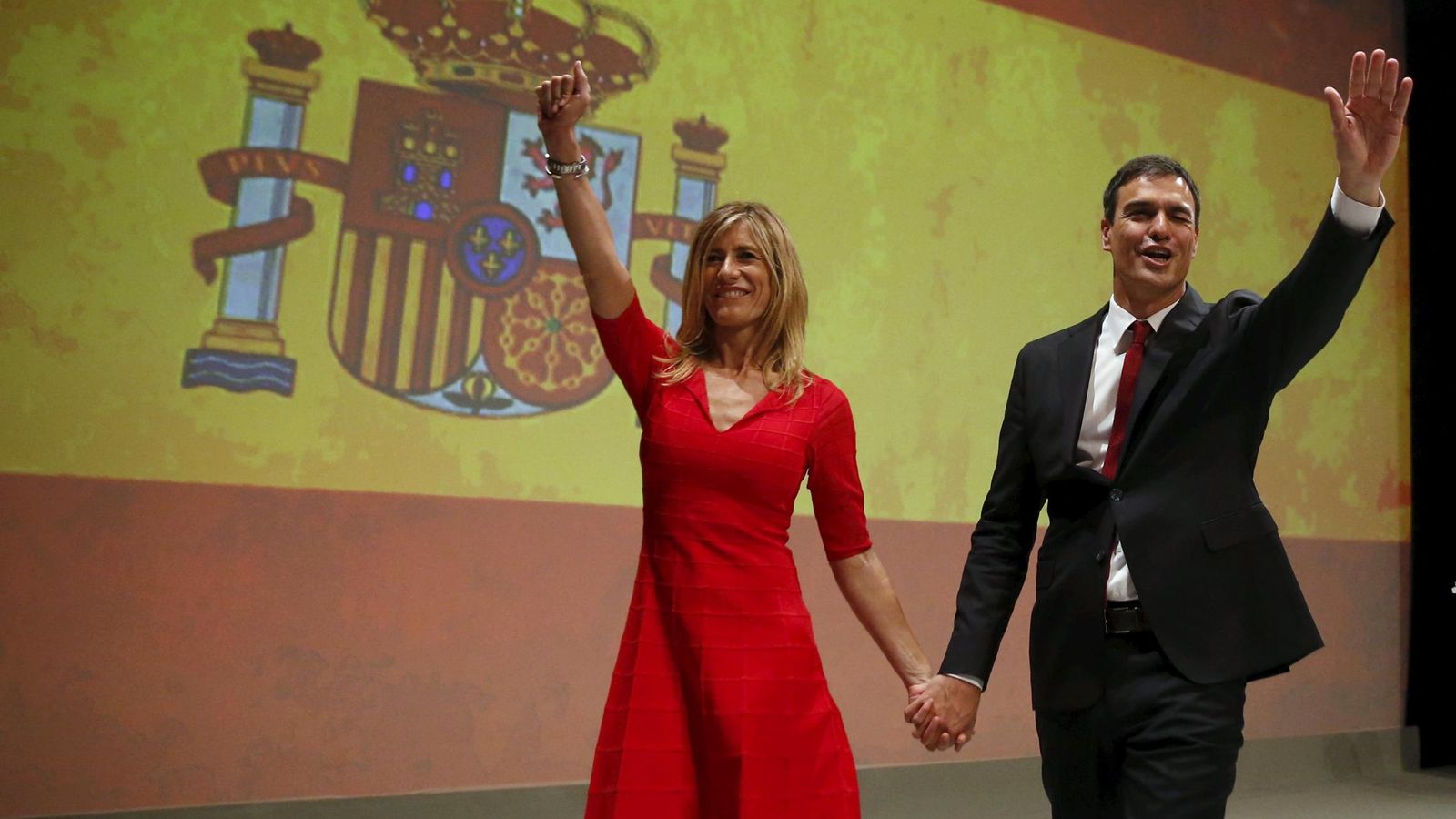 Foto: Pedro Sánchez junto a su esposa. (Reuters)