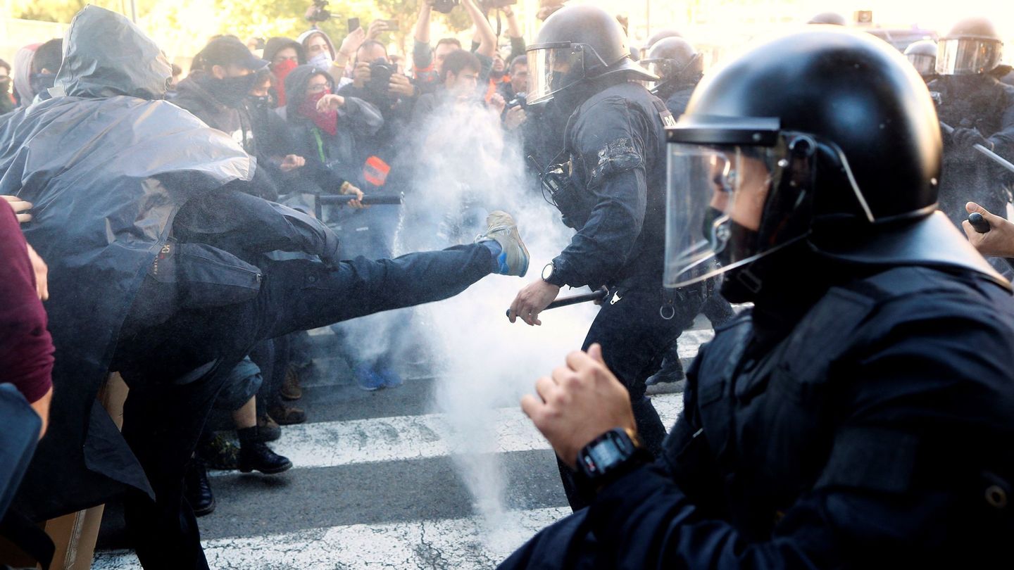 Enfrentamientos entre los Mossos y los CDR en Barcelona. (EFE)