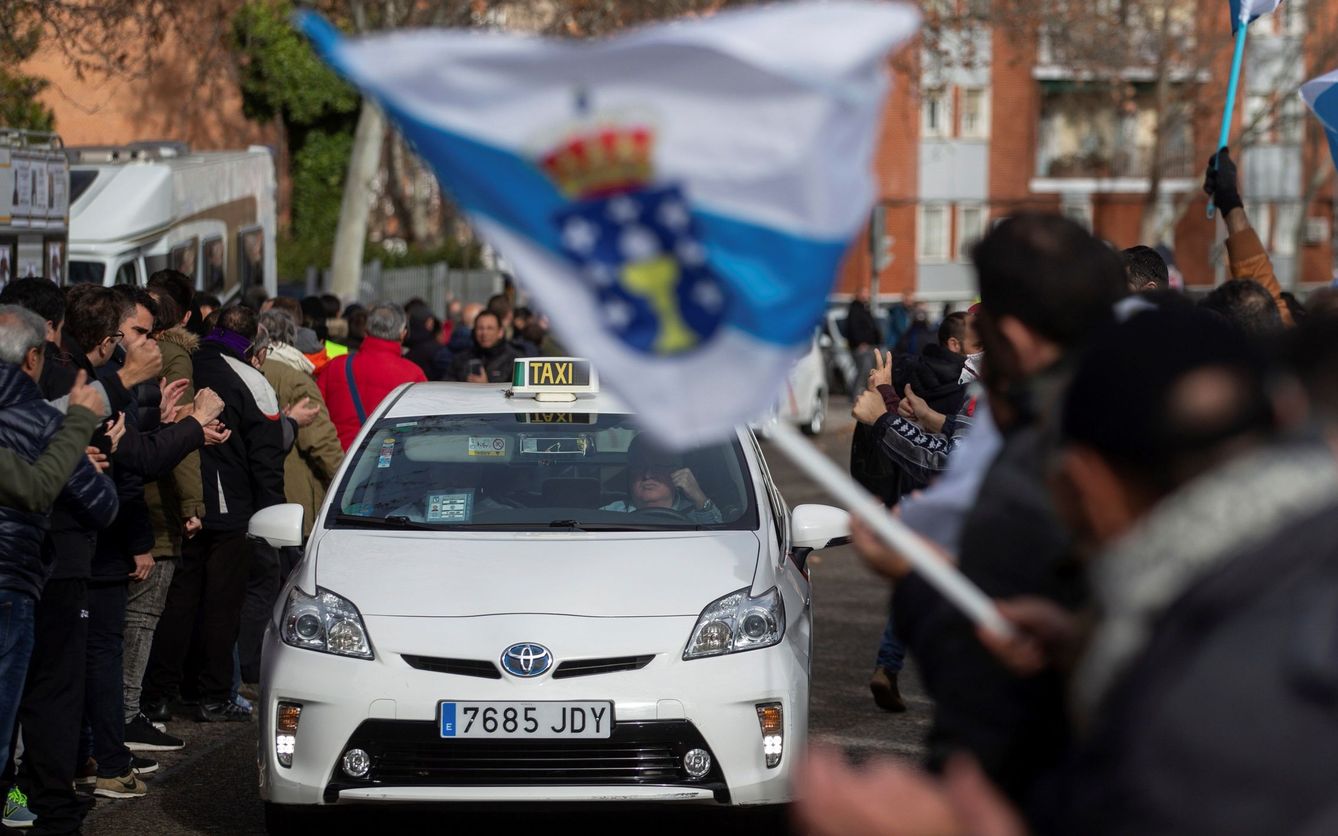 Taxistas gallegos se suman a la concentración llevada a cabo por el colectivo en el madrileño barrio de Vallecas. (EFE)