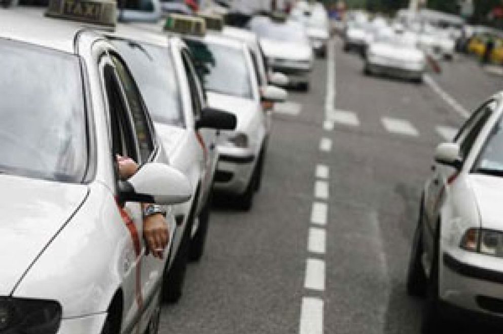Foto: Los taxistas españoles piden a Sanidad la vacuna por ser "un grupo de riesgo"