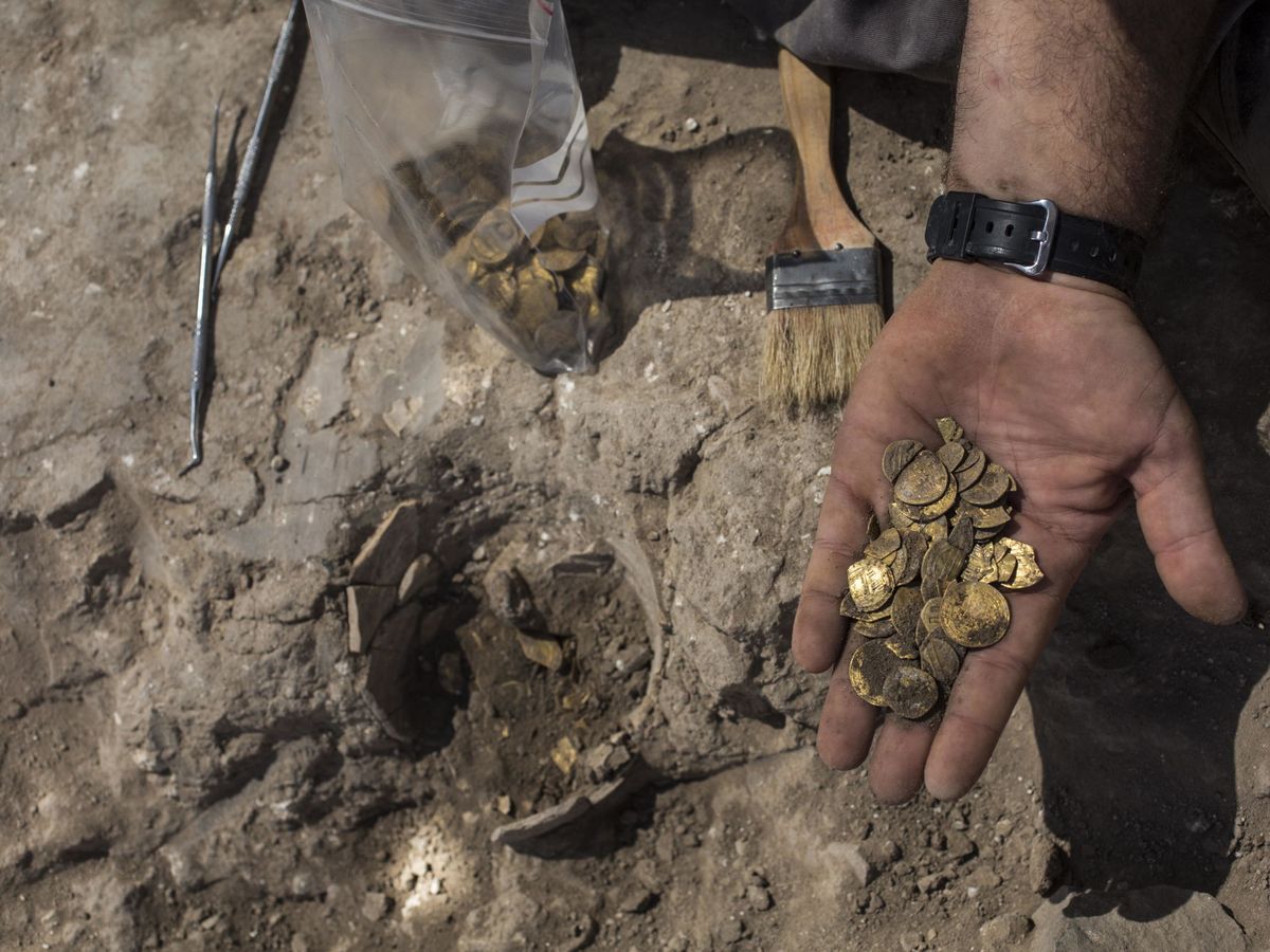 Foto: Las monedas encontradas en Israel. Foto: EFE EPA Heidi Levine Sipa Press POOL