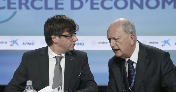 Foto: El presidente de la Generalitat, Carles Puigdemont (i), y el presidente del Círculo de Economía de Sitges, Juan José Bruguera. (EFE)