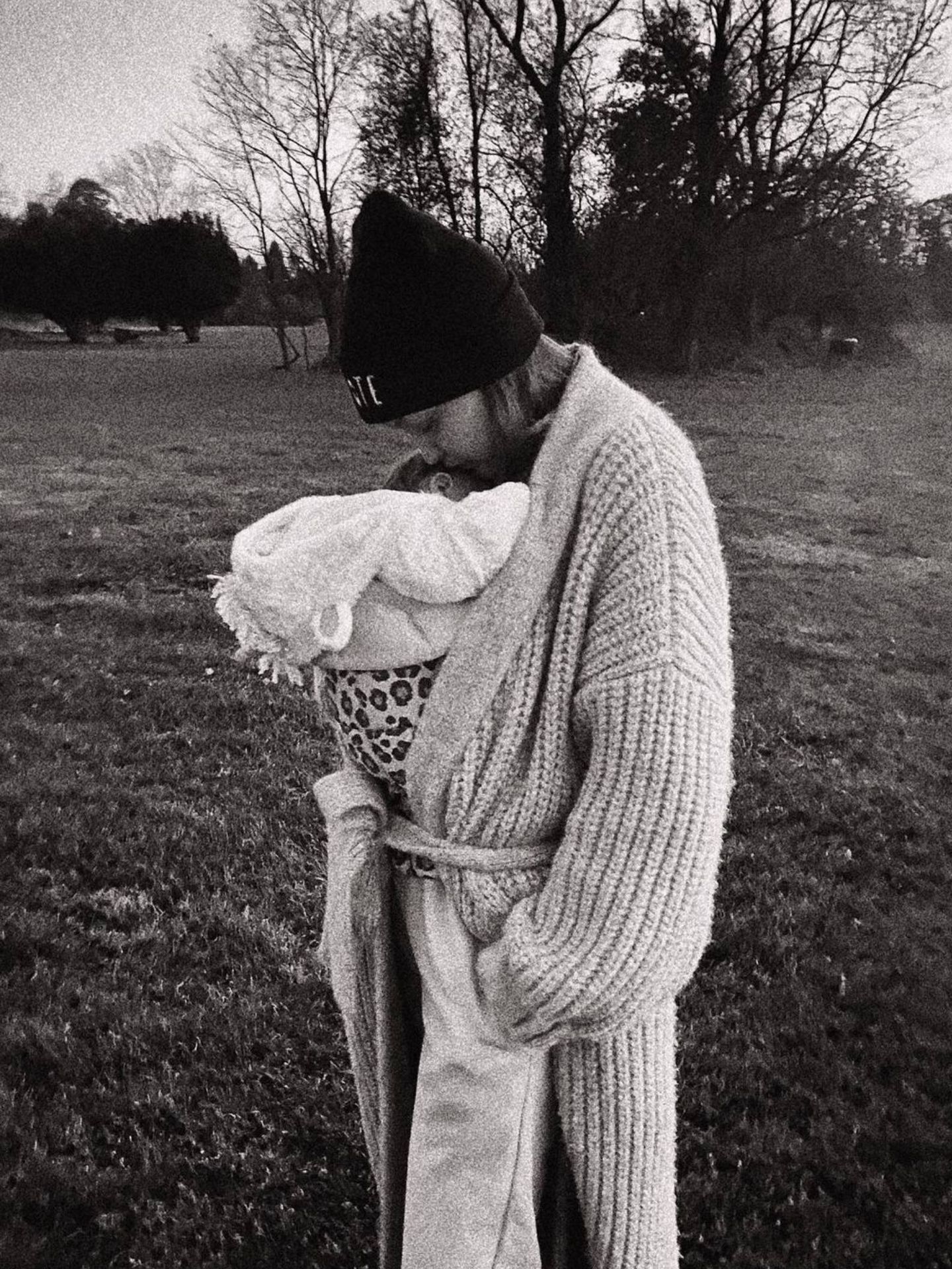 Gigi Hadid, posando con su hija por primera vez. (Instagram @gighadid)