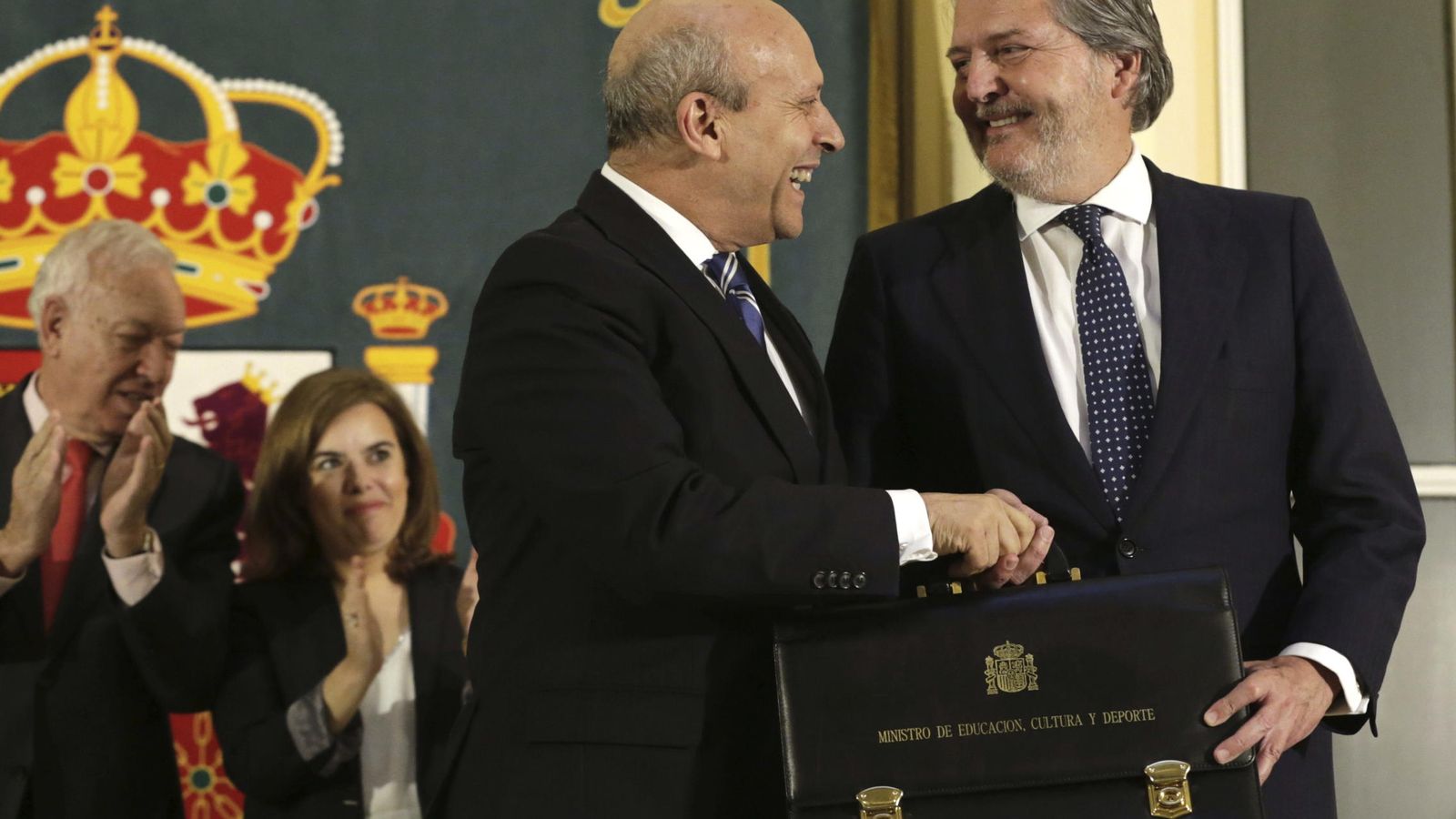 Foto: Méndez de Vigo recibe la cartera como nuevo ministro de educación de manos de su antecesor, José Ignacio Wert. (Efe)