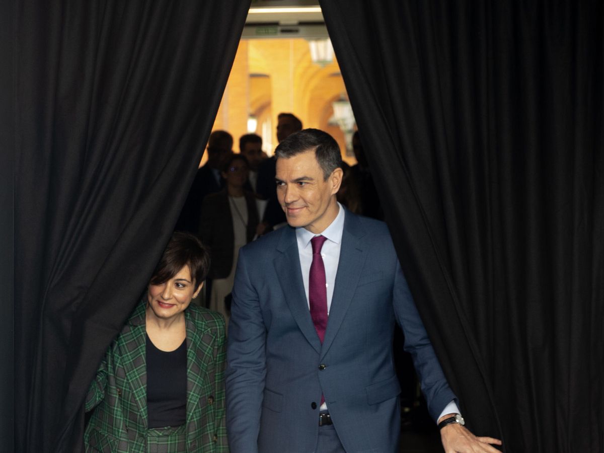 Foto: La ministra de Vivienda, Isabel Rodríguez, y el presidente del Gobierno, Pedro Sánchez. (Europa Pres/Eduardo Parra)